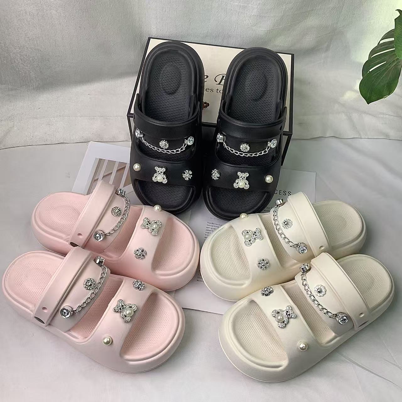 Indoor Plants - Set Sandal Bertema Beruang Perak Lintas
